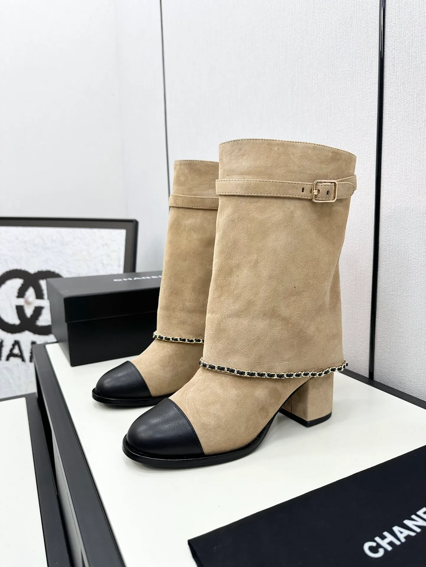 👟👟Ex-factory price 740👟👟Chanel🆕 24b new double c autumn and winter boots Chanel autumn and winter heavy industry explosive short boots🔥 Xiaohongshu highly recommends this style, it looks good with any combination, a must-have for fashion, Ms. Chanel loves simple and irresistible styles💋Coloring shows a unique style, free mix and match to shine⚡️Follow the fashionable steps of the tight-flavored grandma! ! ! Enlarge the exquisite details to see ✔Original molded hardware buckle ✔Top version made by purchasing agent★The upper is made of original Yangjing cowhide, sheepskin lining, sheepskin feet, code number 35-40 (40, 41 customization is not returnable)